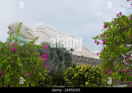 Juli 18, 2019 - CAN THO, VIETNAM: schlafenden Buddha an Vinh Trang Pagode in My Tho Vietnam. Liegenden Buddha Statue an Vinh Trang Pagode in Can Tho, Vietnam Stockfoto