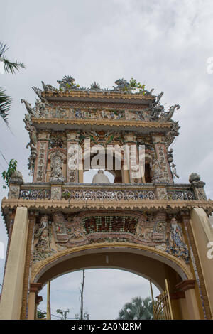 Eingang an der Vinh Tranh Pagode in My Tho, Mekong Delta Stockfoto