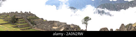 Machu Picchu ist ein Inka Zitadelle hoch in den Anden in Peru, über dem Fluss Urubamba Tal. Im 15. Jahrhundert erbaut und später aufgegeben, es ist für seine elegante Trockenmauern, dass Sicherung riesige Blöcke ohne die Verwendung von Mörtel, faszinierende Gebäude, die auf astronomische Ausrichtungen und Panoramablick spielen bekannt. Seine genaue ehemalige Nutzung bleibt ein Geheimnis. Es steht 7,970 Fuß (2.430 Meter) über dem Meeresspiegel am Osthang der Anden Stockfoto