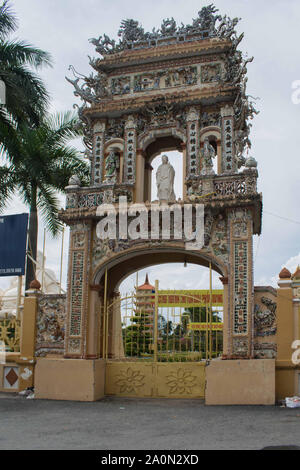 Juli 18, 2019 - My Tho, Vietnam; Eingang an der Vinh Tranh Pagode in My Tho, Mekong Delta. Detaillierte Architektur der Fassade am Eingang Stockfoto