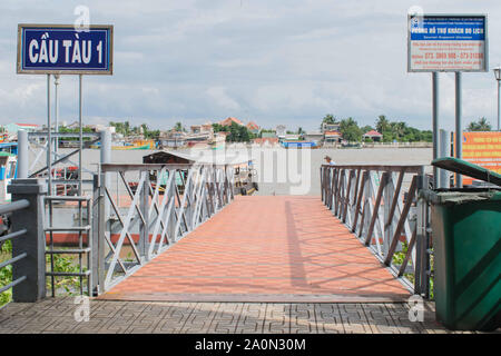 Juli 18, 2019 - MEKONG DELTA, VIETNAM: ein Gehweg in Richtung der geparkten Boote am Mekong Delta in Vietnam. Nehmen Sie Punkt für die der Mekong de Stockfoto