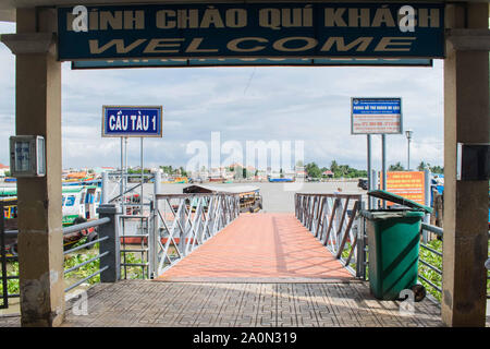 Juli 18, 2019 - MEKONG DELTA, VIETNAM: Welcom arch Einer der Port oder den Hafen entlang des Mekong Sidabrin River. Dieses ist, wo Touristen und Einheimische begeben Stockfoto