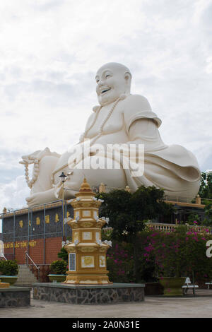 Riesige Statue des lachenden Buddha im Inneren des Vinh Thrang Pagodna in Vietnam Stockfoto