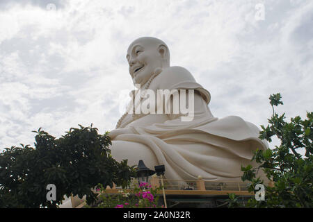 Maitreya Buddha Statue in der berühmten Vinh Trang Pagode in My Tho Stadt, Provinz Tien Giang, Vietnam. Stockfoto