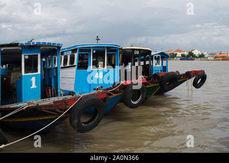 Juli 18, 2019 - MEKONG DELTA, VIETNAM: Große Schiffe verwendet werden Touristen, die für das Mekong Delta River Cruise registriert sind, zu transportieren. Stockfoto