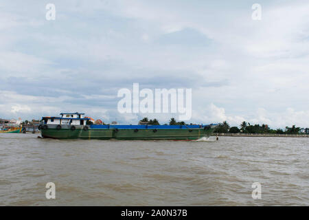 Juli 18, 2019 - MEKONG DELTA, VIETNAM: Sehr großes Boot durch das Mekong Delta in Vietnam Stockfoto