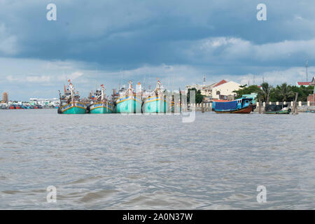 Juli 18, 2019 - MEKONG DELTA, VIETNAM: Bunte Boote am Ufer des Mekong Delta in Vietnam geparkt. Stockfoto