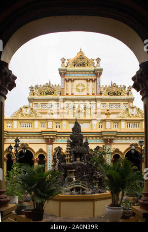 Von der Innenseite der Vinh Trang Pagode in My Tho, Vietnam. Vietnam Pagode oder Tempel Stockfoto