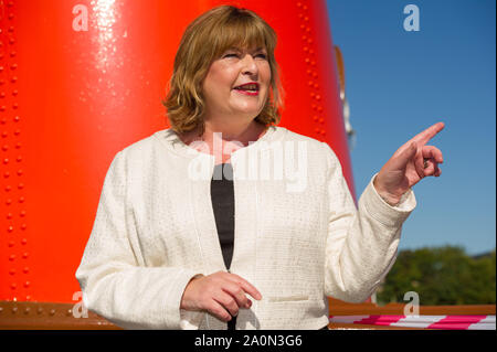 Glasgow, UK. 21. September 2019. Im Bild: Fiona Hyslop MSP-Kabinettsminister für Kultur. Der letzte See Raddampfer der Welt erhalten £ 1 Mio. der schottischen Regierung für die Finanzierung zu helfen, Sie segeln wieder, Kultur Sekretärin Fiona Hyslop verkündet hat. Ms Hyslop sagte: "Das Waverley ist begeistert Generationen von Einheimischen und Besuchern während seiner 70-jährigen Geschichte und ich bin froh, in der Lage sein, dieses bedeutende finanzielle Engagement der historischen Raddampfer Segel setzen wieder einmal zu helfen, zu verkünden. Credit: Colin Fisher/Alamy leben Nachrichten Stockfoto