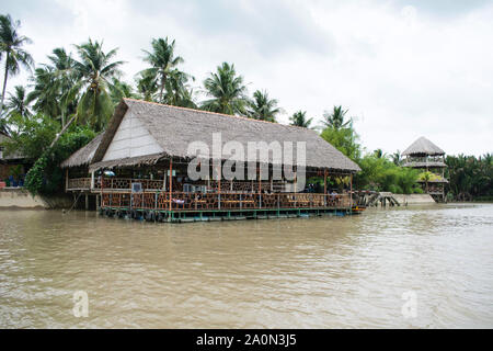 Juli 18, 2019 - MEKONG DELTA, VIETNAM: FLoating Restaurant am Mekong Delta in Vietnam. Stockfoto