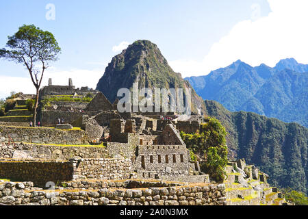 Machu Picchu ist ein Inka Zitadelle hoch in den Anden in Peru, über dem Fluss Urubamba Tal. Im 15. Jahrhundert erbaut und später aufgegeben, es ist für seine elegante Trockenmauern, dass Sicherung riesige Blöcke ohne die Verwendung von Mörtel, faszinierende Gebäude, die auf astronomische Ausrichtungen und Panoramablick spielen bekannt. Seine genaue ehemalige Nutzung bleibt ein Geheimnis. Es steht 7,970 Fuß (2.430 Meter) über dem Meeresspiegel am Osthang der Anden Stockfoto