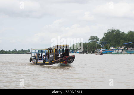 Juli 18, 2019 - MEKONG DELTA, VIETNAM: Fähre voller Touristen auf dem Mekong Delta River Cruise in Vietnam. Stockfoto