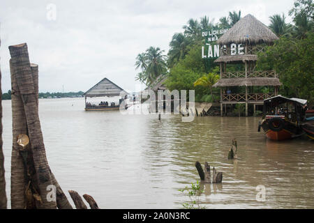 Juli 18, 2019 - MEKONG DELTA, VIETNAM: Mekong Delta ist ein Zentrum von Handel und Geschäft für Einheimische in Vietnam. Dies ist auch eine der touristischen Umgebung Stockfoto