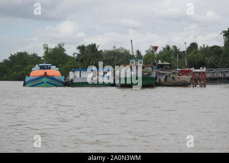 Juli 18, 2019 - MEKONG DELTA, VIETNAM: Sehr große Boote für den Transport im Mekong Delta River Port verwendet. Stockfoto