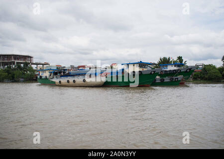 Juli 18, 2019 - MEKONG DELTA, VIETNAM: Boote für geschäftliche Zwecke genutzt werden entlang des Mekong Delta in Vietnam geparkt Stockfoto