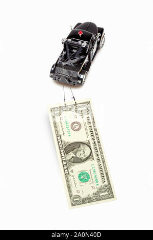 Abschleppwagen abschleppen eines US-Dollar Bill-Debt Recovery Konzept Stockfoto