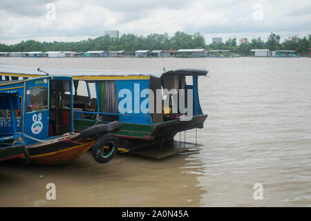 Juli 18, 2019 - MEKONG DELTA, Vietnam; Rückseite der zwei Boote am Ufer des Mekong Delta in Vietnam geparkt Stockfoto