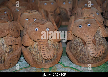 Juli 18, 2019 - MEKONG DELTA, VIETNAM: Figuren der Elefanten ganz aus Kokosnuss Schalen als Souvenirs in Vietnam verkauft. Stockfoto