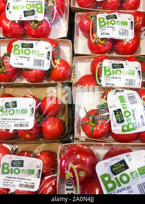Bio Tomaten auf einem Regal, Lyon, Frankreich Stockfoto