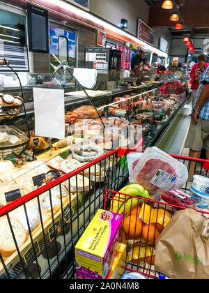 Käse und Wurstwaren in einem gekühlten Regal, Supermarkt, Lyon, Frankreich Stockfoto