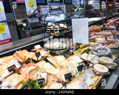 Käse und Wurstwaren in einem gekühlten Regal, Supermarkt, Lyon, Frankreich Stockfoto