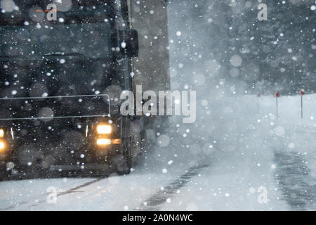 Das Auto ist in einem Winter Straße in einem Blizzard Stockfoto