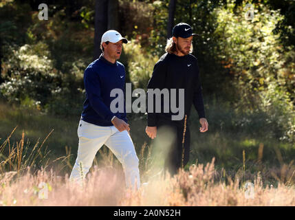 Von Nordirland Rory McIlroy (links) und England's Tommy Fleetwood am Tag drei der BMW PGA Championship in Wentworth Golf Club, Surrey. Stockfoto