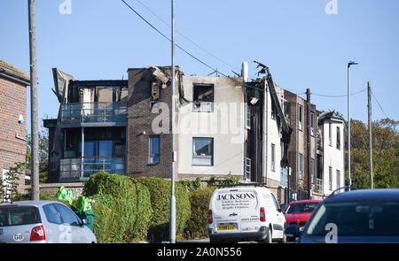 Brighton, UK, 21. September 2019 - ein Mehrfamilienhaus auf der Pankhurst Immobilien in der Nähe von Brighton Pferderennbahn die durch Feuer über Nacht ausgenommen wurde. Über 50 Bewohner evakuiert werden wie Feuer, 12 Wohnungen in dem Block: Simon Dack/Alamy Leben Nachrichten zerstört Stockfoto