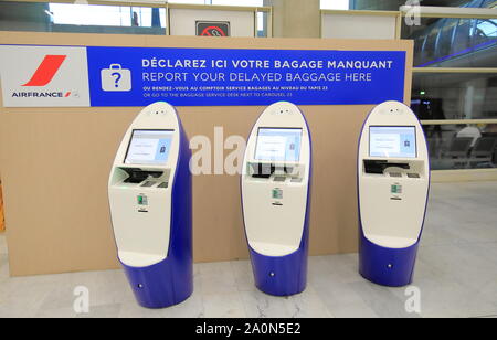 Verlorenes Gepäck Bericht Maschine am Charles de Gaulle Airport Paris Frankreich Stockfoto