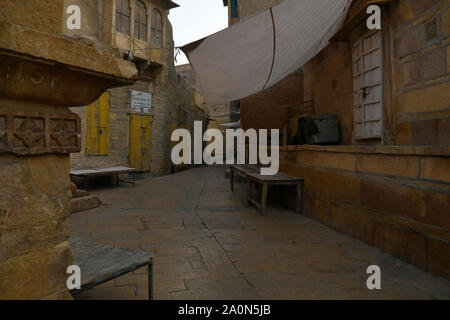 Schmale typische Straße mit Steinmauern und Steinpflaster innen golden fort In Jaisalmer, Rajasthan, Indien Stockfoto