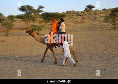 JAISALMER, Rajasthan, Indien, November 2018, Touristische enoying Kamelreiten bei SAM Dunes Stockfoto