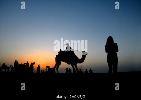 Kamelreiten in Silhouette, SAM Dünen bei Jaisalmer, Rajasthan, Indien Stockfoto