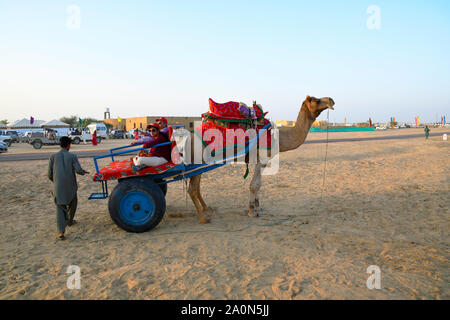 JAISALMER, Rajasthan, Indien, November 2018, Touristische enoying Kamel Kutschfahrten bei SAM Dunes Stockfoto