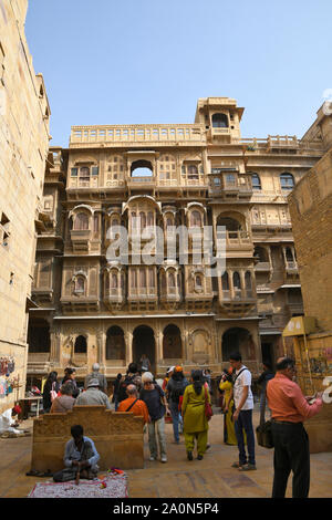 JAISALMER, Rajasthan, Indien, November 2018, Touristische an der Kothari Patwon ki Haveli Stockfoto