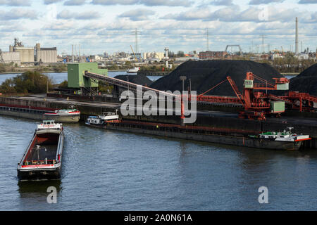 Deutschland, Hamburg, Hansaport Import von Kohle und Erz, Laden von Kohle auf Binnenschiffe für den Transport auf Elbe zu Kohlekraftwerken/Deutschland, Hamburg, Hansaport, Import von Kohle und Erz, Verladung von Kohle auf Binnenschiffe zum Verkehr auf der Elbe zu Kraftwerken Stockfoto