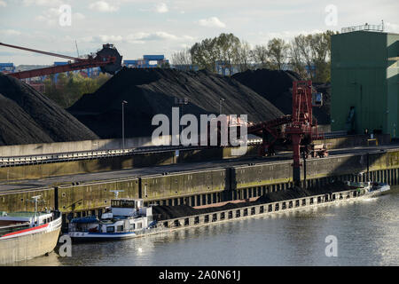 Deutschland, Hamburg, Hansaport Import von Kohle und Erz, Laden von Kohle auf Binnenschiffe für den Transport auf Elbe zu Kohlekraftwerken/Deutschland, Hamburg, Hansaport, Import von Kohle und Erz, Verladung von Kohle auf Binnenschiffe zum Verkehr auf der Elbe zu Kraftwerken Stockfoto