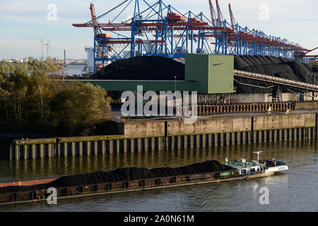 Deutschland, Hamburg, Hansaport Import von Kohle und Erz, Laden von Kohle auf Binnenschiffe für den Transport auf Elbe zu Kohlekraftwerken/Deutschland, Hamburg, Hansaport, Import von Kohle und Erz, Verladung von Kohle auf Binnenschiffe zum Verkehr auf der Elbe zu Kraftwerken Stockfoto