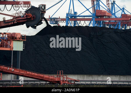 Deutschland, Hamburg, Hansaport Import von Kohle und Erz, Laden von Kohle auf Binnenschiffe für den Transport auf Elbe zu Kohlekraftwerken/Deutschland, Hamburg, Hansaport, Import von Kohle und Erz, Verladung von Kohle auf Binnenschiffe zum Verkehr auf der Elbe zu Kraftwerken Stockfoto