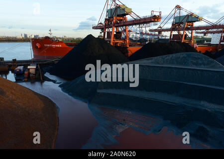 Deutschland, Hamburg, Hansaport Import von Kohle und Erz/Deutschland, Hamburg, Hansaport, Import von Kohle und Erz, Entladung von kannadischer Kohle vom Schiff Contamines Stockfoto
