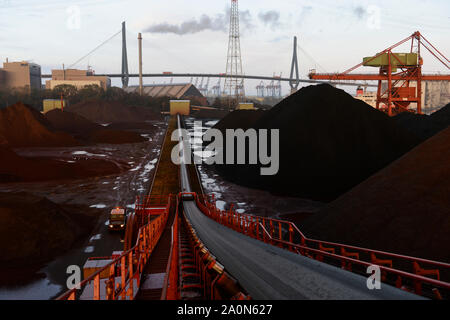 Deutschland, Hamburg, Hansaport Import von Kohle und Erz, Förderband/Deutschland, Hamburg, Hansaport, Import von Kohle und Erz, Lagerung und Weitertransport zu Kraftwerken und Stahlwerken Stockfoto