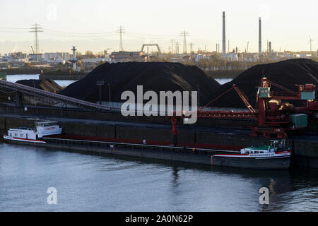 Deutschland, Hamburg, Hansaport Import von Kohle und Erz, Laden von Kohle auf Binnenschiffe für den Transport auf Elbe zu Kohlekraftwerken/Deutschland, Hamburg, Hansaport, Import von Kohle und Erz, Verladung von Kohle auf Binnenschiffe zum Verkehr auf der Elbe zu Kraftwerken Stockfoto