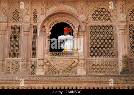 JODHPUR, Rajasthan, Indien, November 2018, traditionelle Guard sitzen im Fenster des Mehrangarh Stockfoto