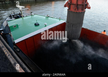 Deutschland, Hamburg, Hansaport Import von Kohle und Erz, Laden von Kohle auf Binnenschiffe für den Transport auf Elbe zu Kohlekraftwerken/Deutschland, Hamburg, Hansaport, Import von Kohle und Erz, Verladung von Kohle auf Binnenschiffe zum Verkehr auf der Elbe zu Kraftwerken Stockfoto