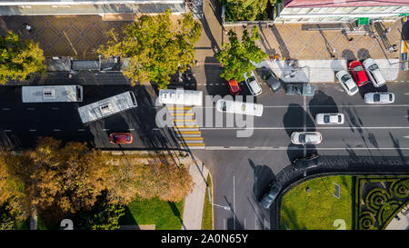 Overhead drone Schuß von Freeway geschäftigen Stadt rush hour. Luftaufnahme der vehicular Schnittpunkt, der Verkehr an Peak Hour mit Autos auf der Straße, Fliegen unter t Stockfoto