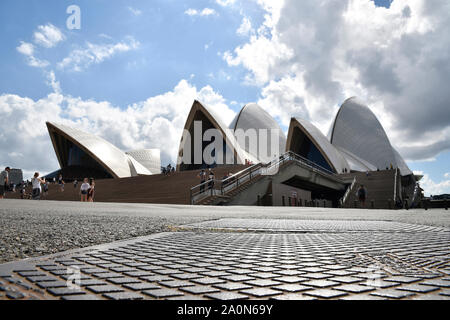 SYDNEY, NSW, Australien, April 2019, Touristische am Sydney Opera House, Low Angle Shot aus West Side Stockfoto