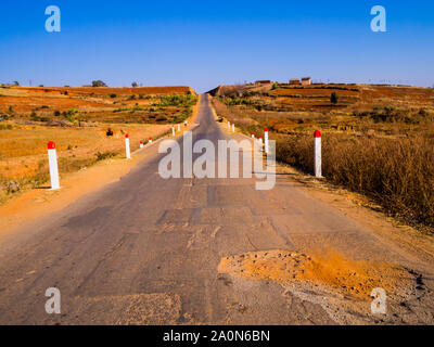 Panoramablick auf die gepflasterte Straße mit staubigen Schlaglöcher in Morondava, Madagaskar Stockfoto