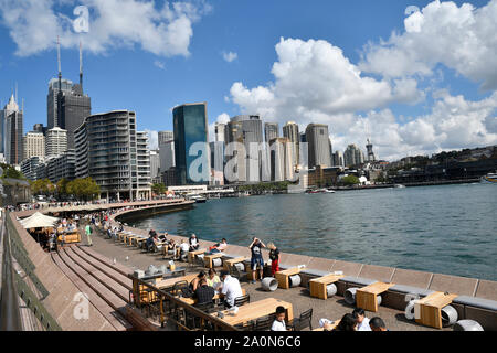 SYDNEY, NSW, Australien, April 2019, Touristische an Aussichtsplattform entlang Sydney Opera House entlang der Macquarie Station Stockfoto