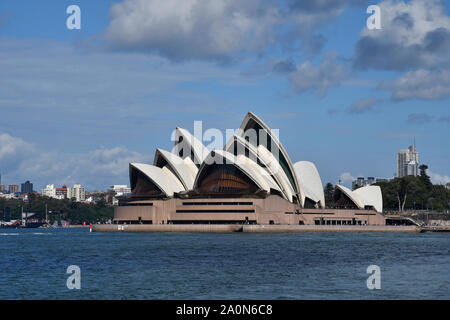 Sydney Opera House, Sydney, NSW, Australien, als unter der Harbour Bridge gesehen Stockfoto