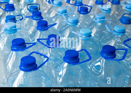 Leere Plastikflaschen in Zeilen. Kunststoff Verschmutzung Stockfoto