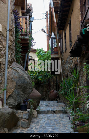 Eine kleine Gasse in der Altstadt, Kakopetriá, Zypern Stockfoto